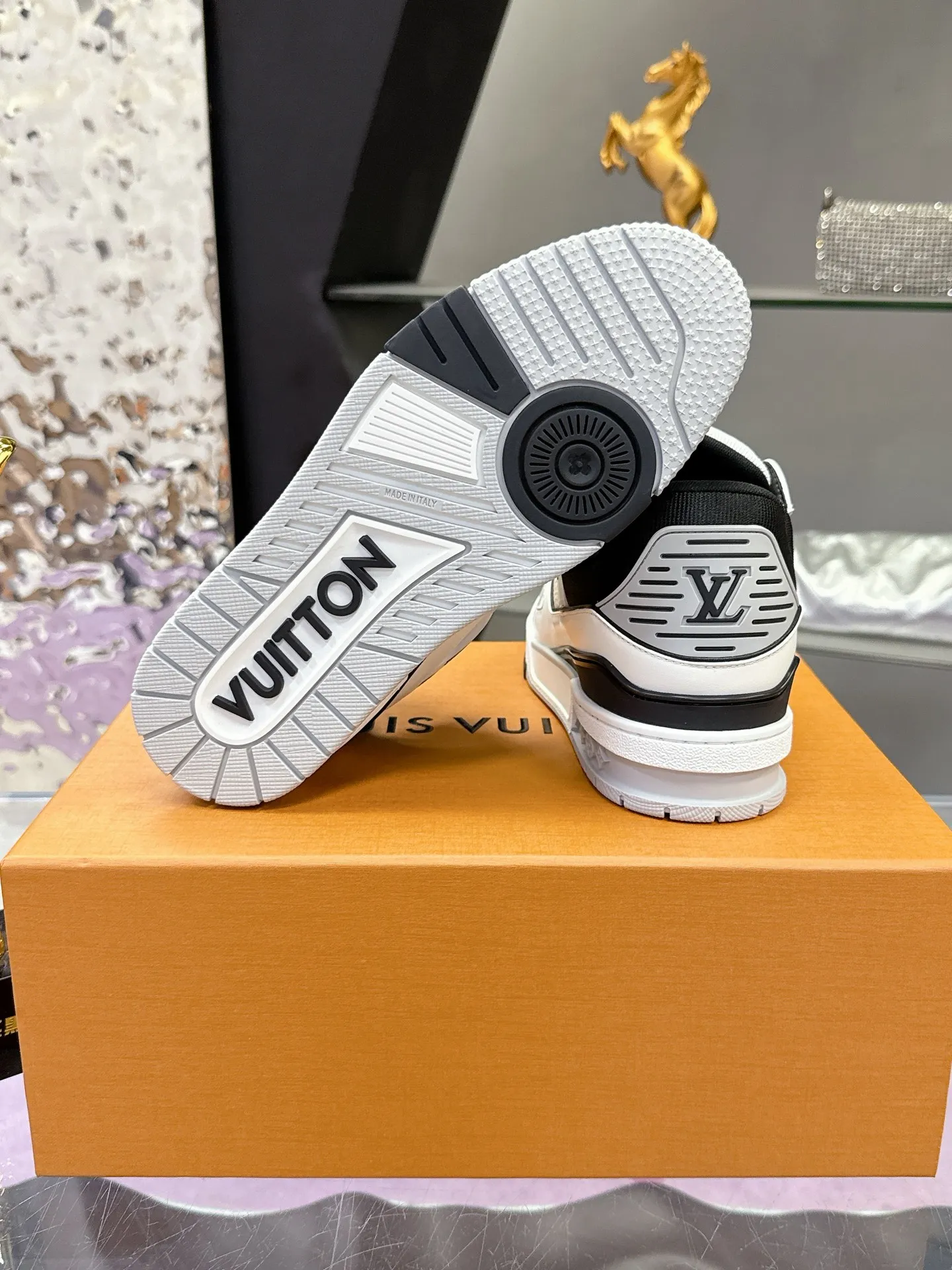 Factory price: 760💰 (latest color) This LV Trainer sneaker is made of grained cow leather, and uses vibrant colors to pay tribute to Virgil Abloh’s original classic inspired by retro basketball shoes. The upper is embellished with rubber LV letters and Vuitton logo, and the outsole is decorated with Monogram flowers. Exquisite packaging at the delivery counter🛍📦 ▪️Fabrics: Original customized first-layer cowhide ▪️Inner lining: Original customized breathable mesh lining ▪️Outsole: Original molded two-color TPU combination outsole ▪️Sole thickness: 3CM ▪️Size: Women's 35-40 Men's 38-46